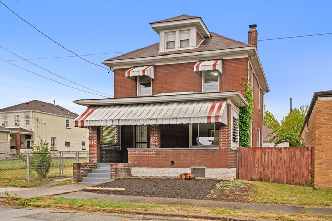 Building Photo - Gorgeous 3 bedroom home in Clairton availa...