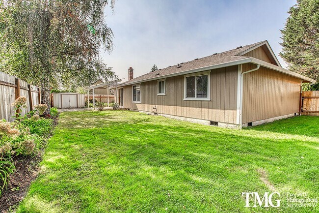 Building Photo - Large Ranch-style home with 3 Bed 2 Bath i...