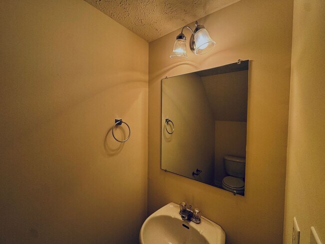 Building Photo - 412 Three Creeks Ct