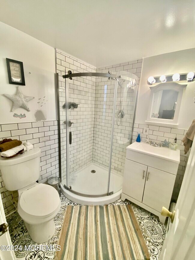 Building Photo - 364 Westwood Ave