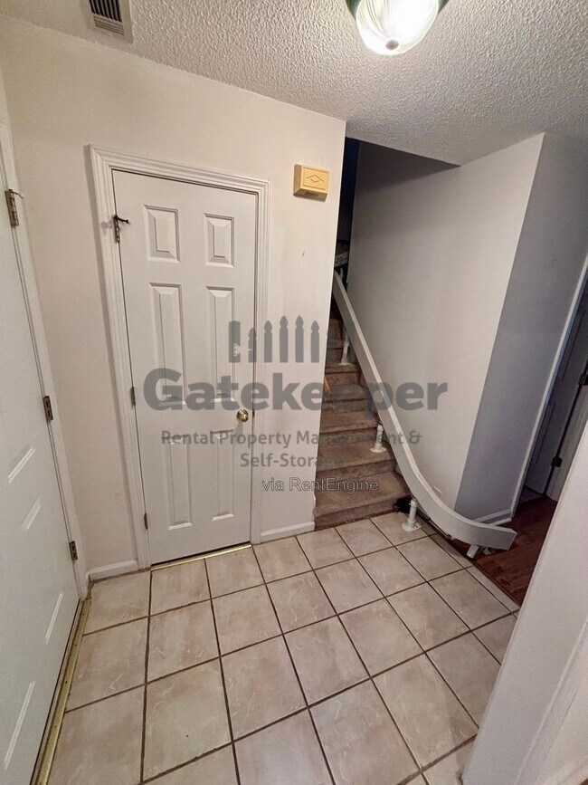 Building Photo - 644 N Fairfield Dr