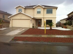 Building Photo - East El Paso 5Bed/3Bath Refrig A/C!