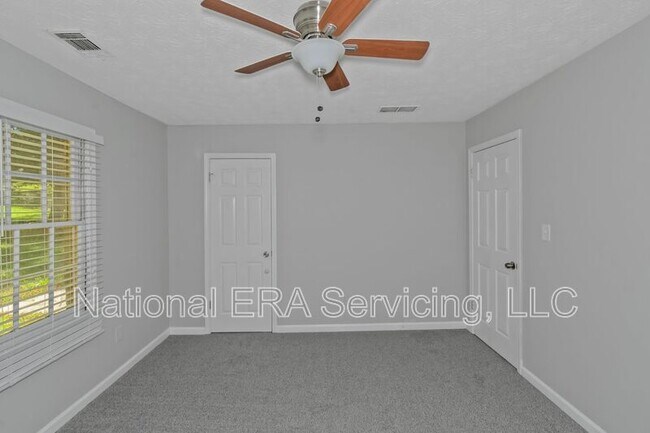 Building Photo - 213 Robin Ln