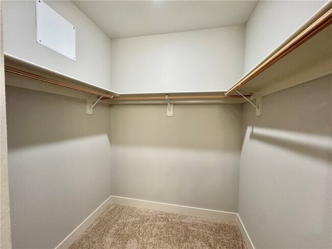 Building Photo - 832 NE Hts Ln