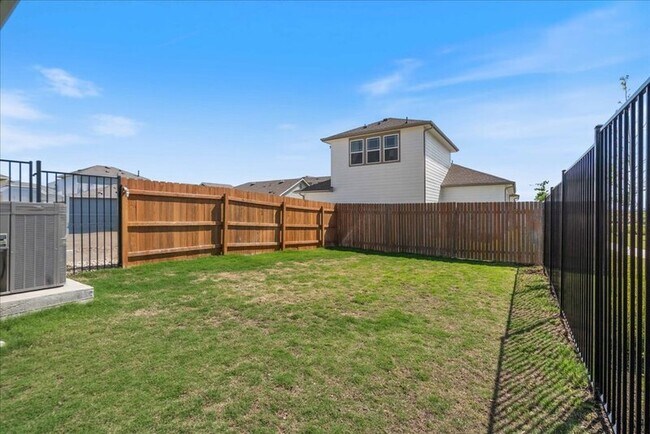 Building Photo - 9015 Looksee Ln