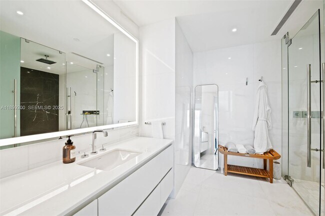 Building Photo - 300 Biscayne Blvd Way