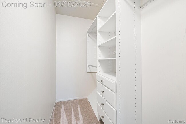Building Photo - 38887 Country Cir