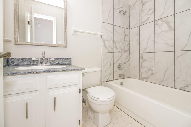 Building Photo - 7095 Water Oak Cove