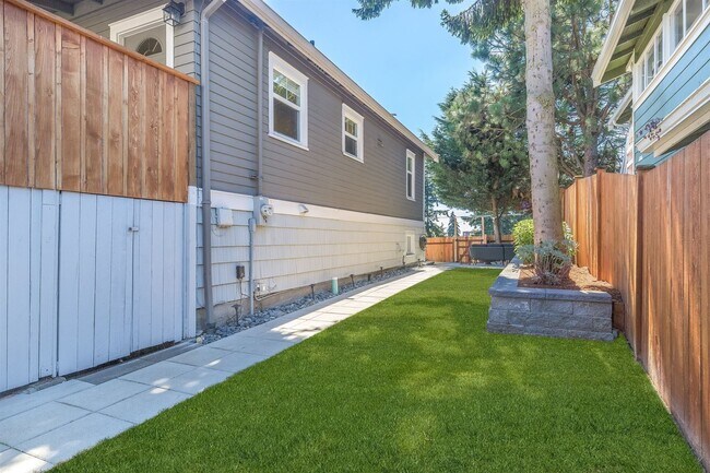 Building Photo - LIM DUPLEX