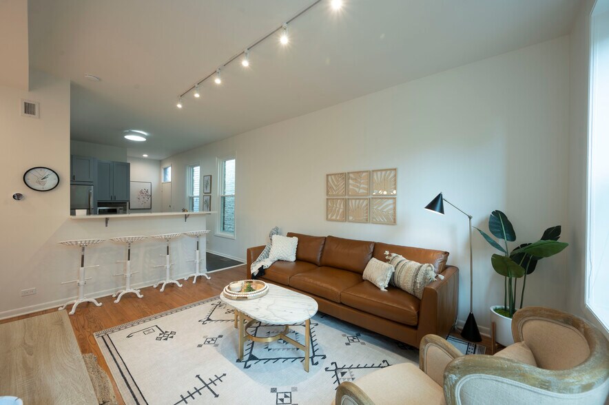 Building Photo - 1939 N Honore St