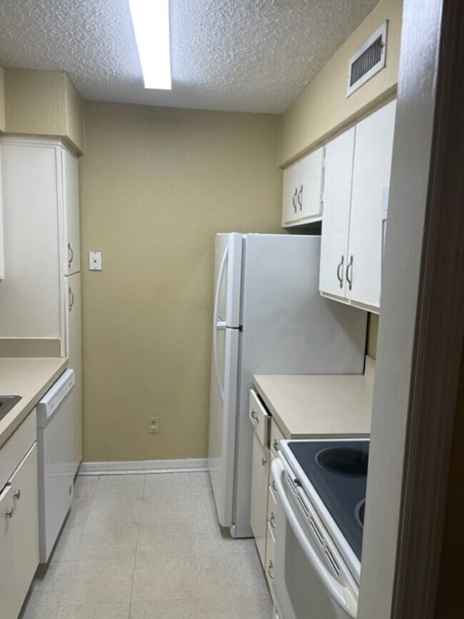 Building Photo - SERRAVELLA 2 BEDROOM CONDO