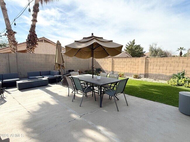 Building Photo - 3033 E Santa Rosa Dr