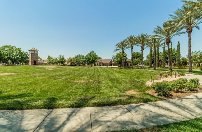 Building Photo - 3851 Loyola Ln