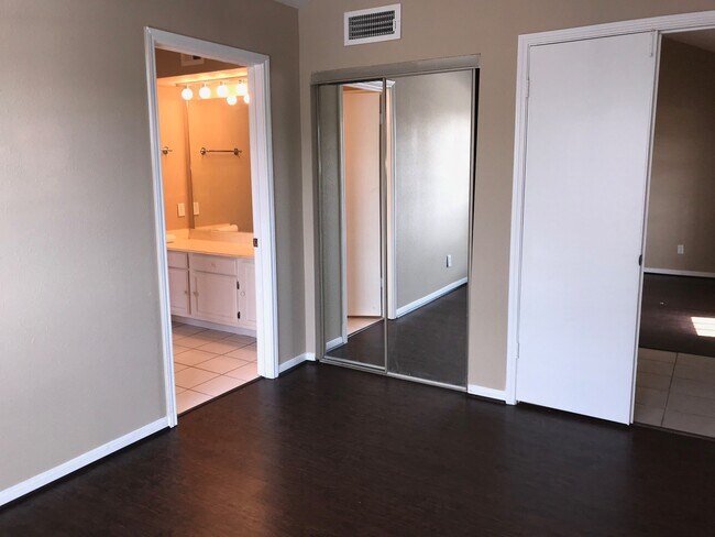 Building Photo - 2121 El Paseo St