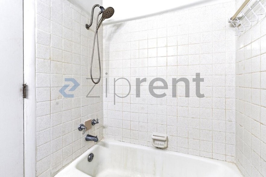 Building Photo - 918 E Montclair Rd