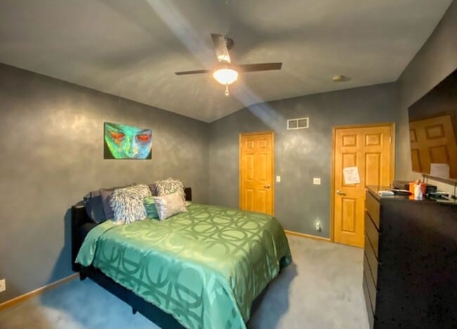 Building Photo - Spacious Elkhorn Three Bedroom!