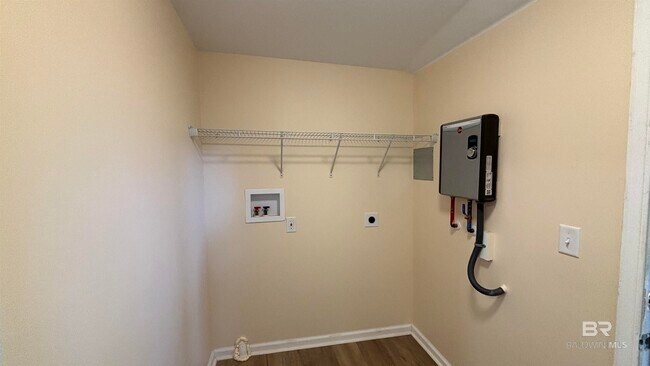 Building Photo - 7251 Pinehill Rd