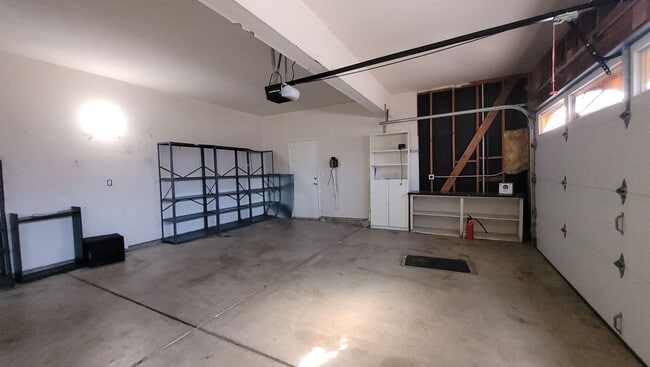 Building Photo - Beautiful Home in Quiet Neighborhood.