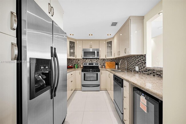 Building Photo - 100 Bayview Dr