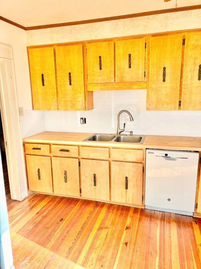 Building Photo - 243 Love St