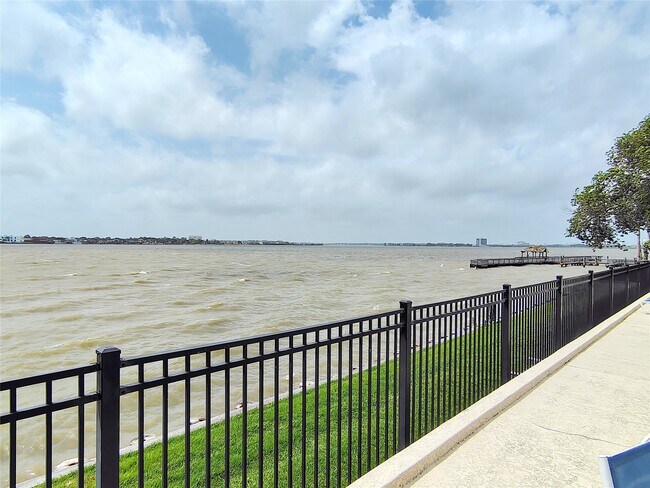 Building Photo - 205 Yacht Club Ln