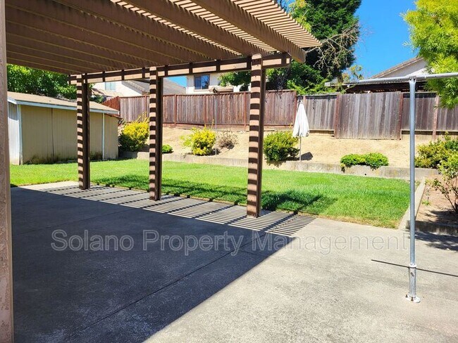Building Photo - 125 Serpentine Dr