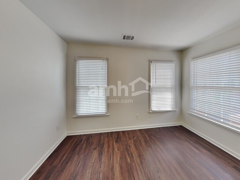 Building Photo - 1555 Brentwood Dr