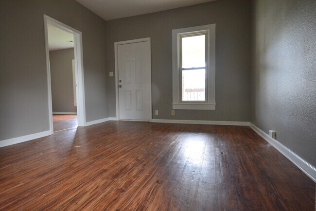 Building Photo - Charming, Cozy & Full of Character!