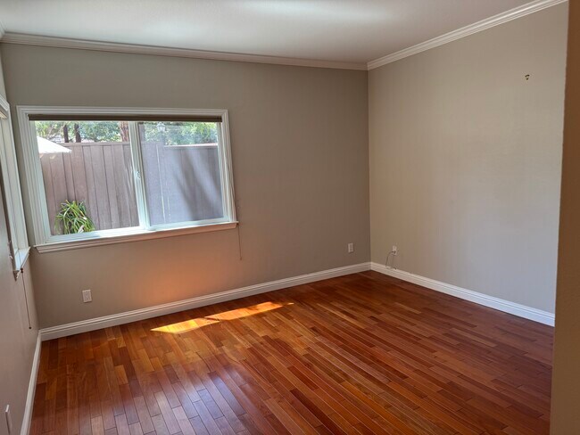 Building Photo - 1400 Bowe Ave