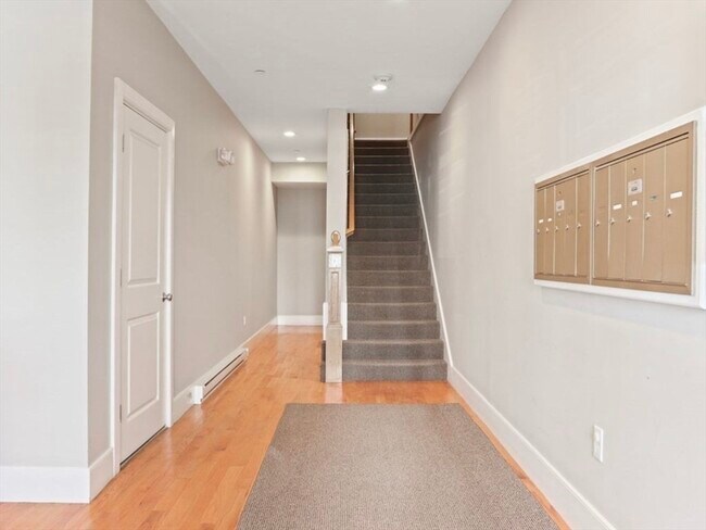 Building Photo - 525 E 7th St