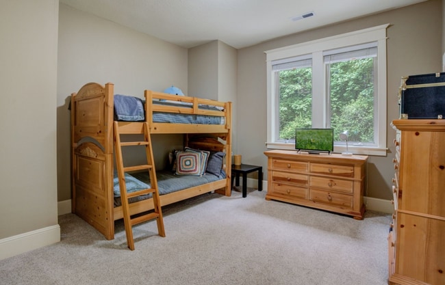 Building Photo - 4 bed/4bath, 5000sqft, adult home? Sober living? Barton Park!