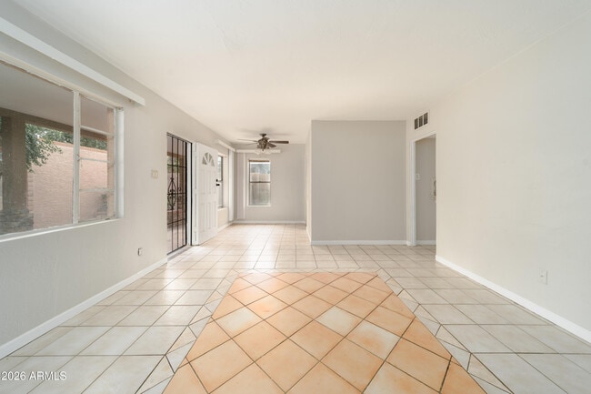 Building Photo - 2416 E Clarendon Ave