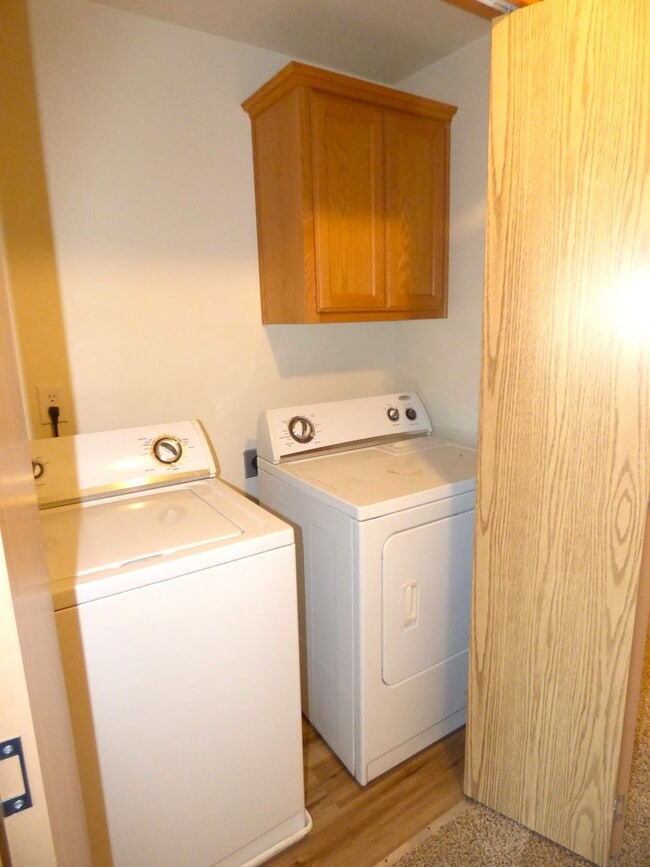 Building Photo - Rent Special: 1/2 Off February's - 3 Bed 2.5 Bath Duplex in Monmouth