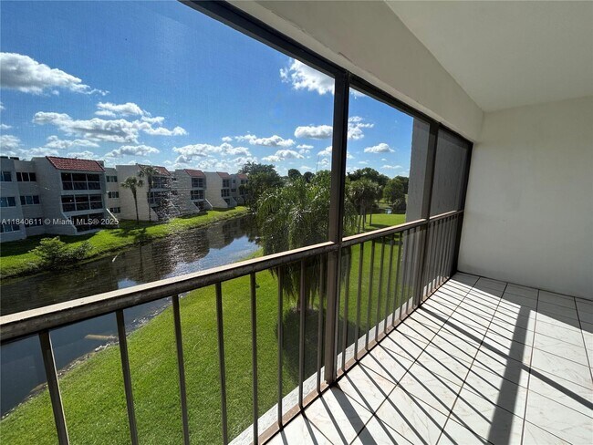 Building Photo - 230 Lakeview Dr