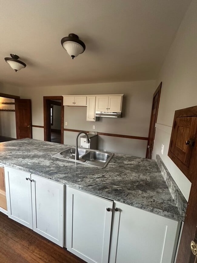 Building Photo - Spacious Single Family 4-Bedroom 1.5-Bath Home For Rent