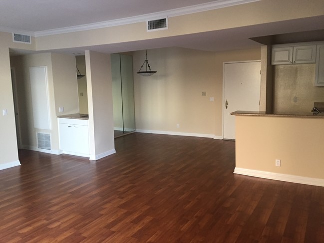 Large Living Area - Brentwood Park