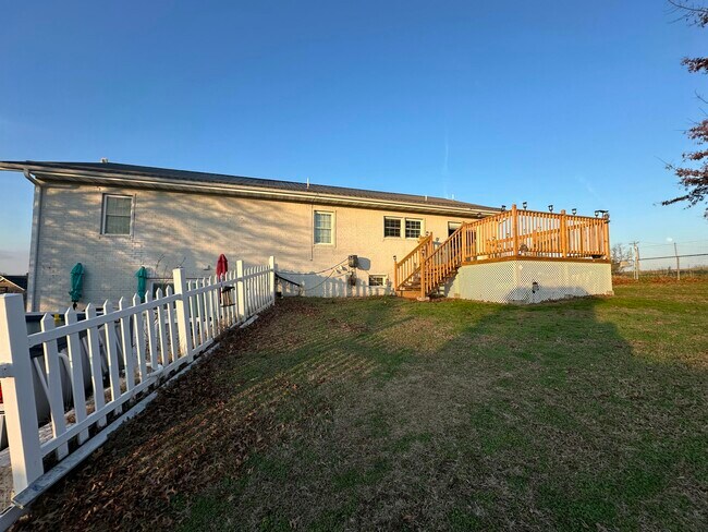 Building Photo - 8890 W Farm Rd 104