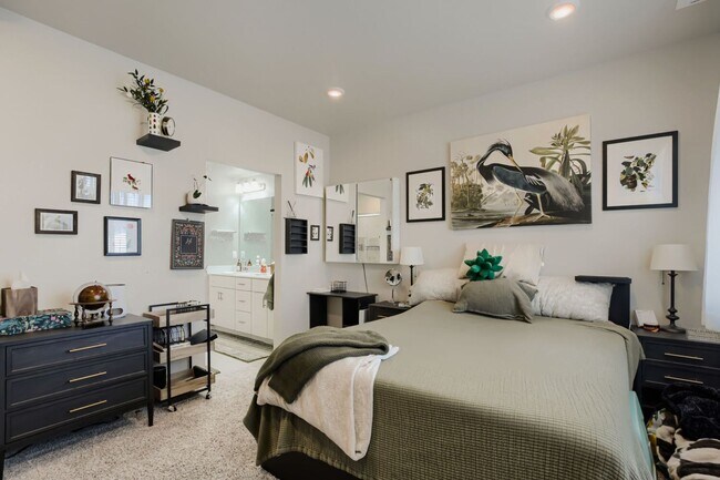 Building Photo - Spacious 3-Bedroom Home with Modern Finishes in North Broomfield