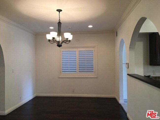 Building Photo - 125 N Palm Dr