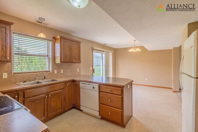 Building Photo - Spacious Duplex ~ Open Kitchen with Breakfast Bar!