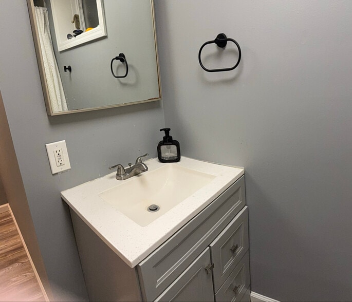 Building Photo - 905 Main St