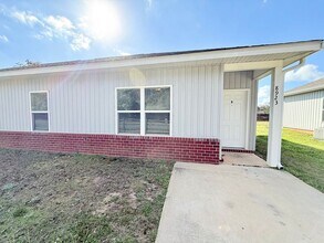 Building Photo - Spacious 2-Bedroom Duplex