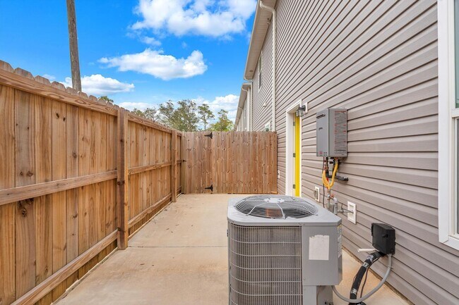 Building Photo - Modern 3 Bedroom Townhome!!