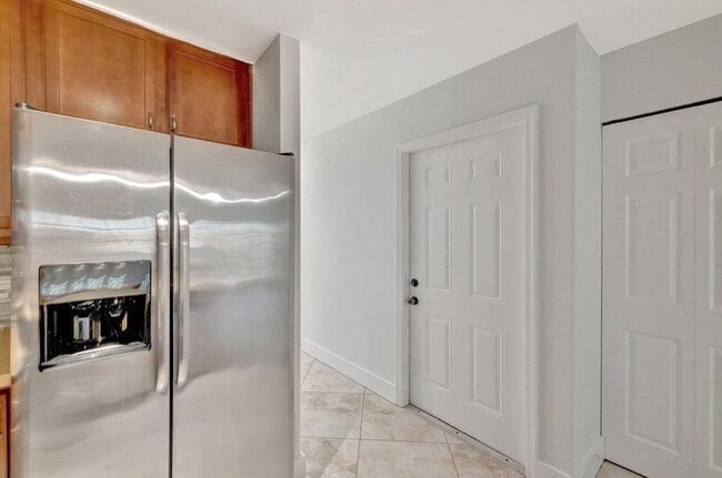 Building Photo - 3055 Riverside Dr