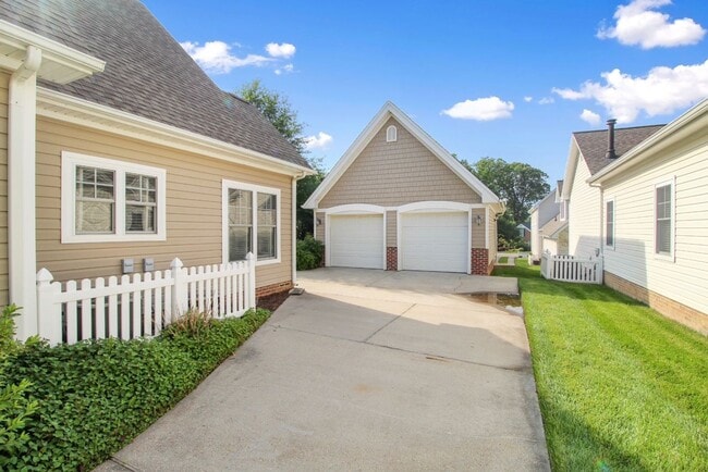 Building Photo - Beautiful Home in Stonehouse!