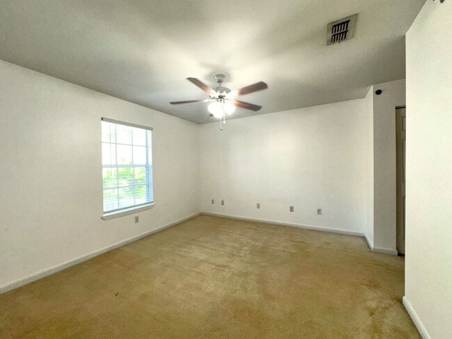 Building Photo - Gated Community! Close to the Beach and sh...