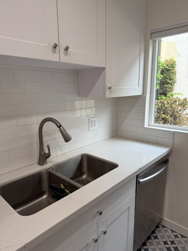 Building Photo - 2140 Beachwood Dr
