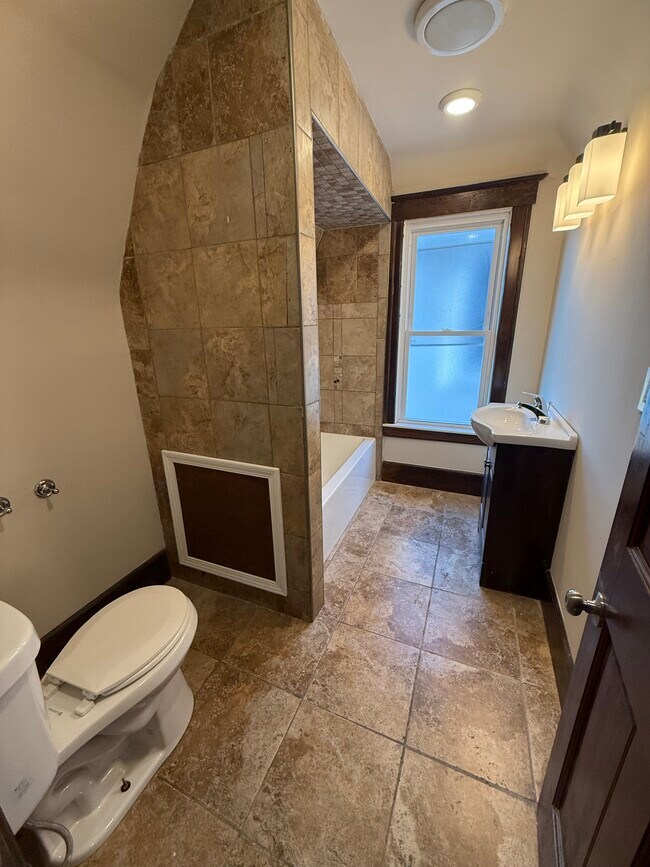 Building Photo - 713 Clairmount Ave