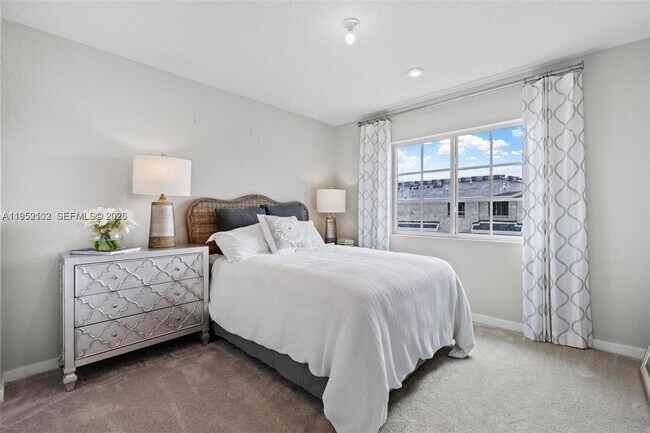 Building Photo - 436 10th Ct