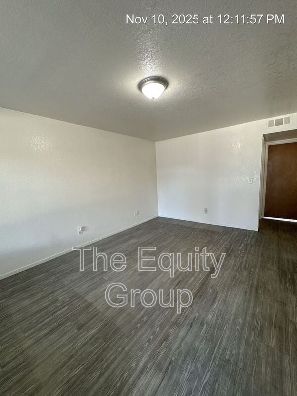 Building Photo - 701 E Noble Ave